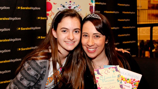 Julia Pinheiro Piedols, de 11 anos, com Paula Pimenta no lançamento de O Livro das Princesas