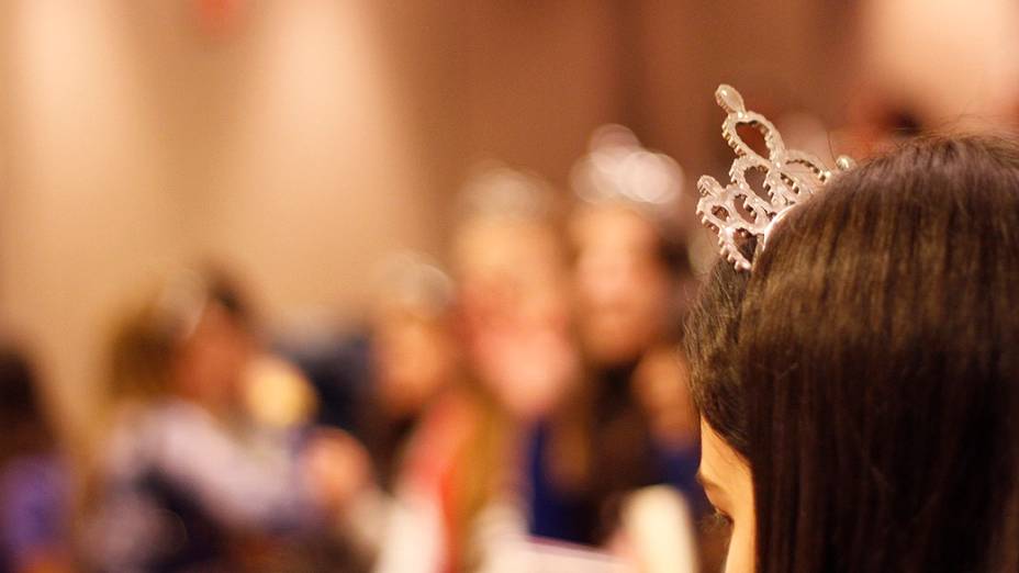 Paula Pimenta entrou na brincadeira e também usou uma tiara de princesa durante a sessão de autógrafos em São Paulo