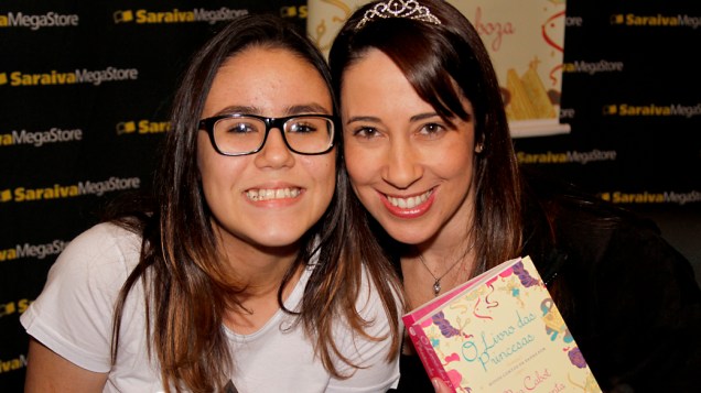 Mariana Orsolini, de 12 anos, com a escritora mineira Paula Pimenta no lançamento de O Livro das Princesas