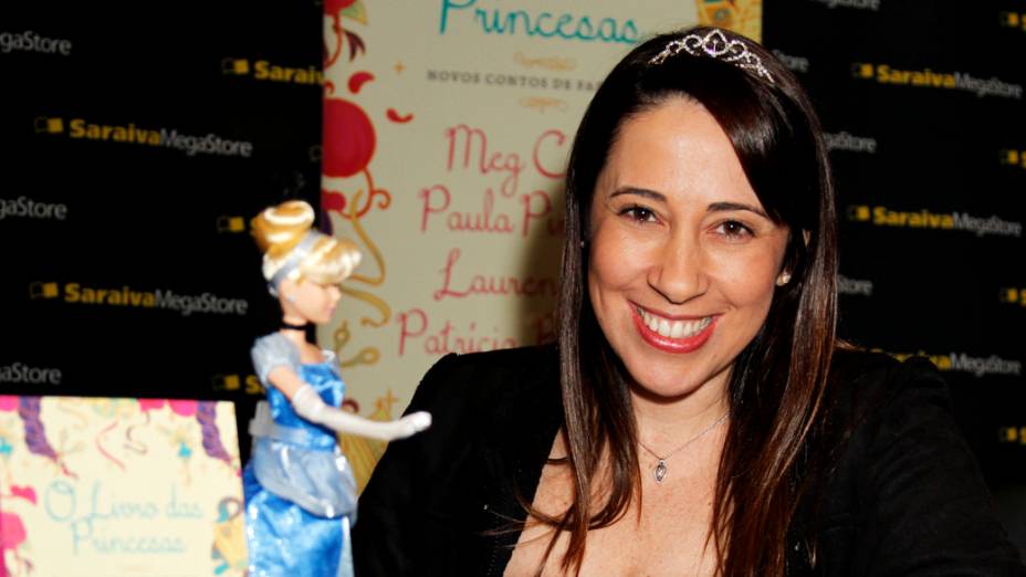 Paula Pimenta durante sessão de autógrafos de O Livro das Princesas