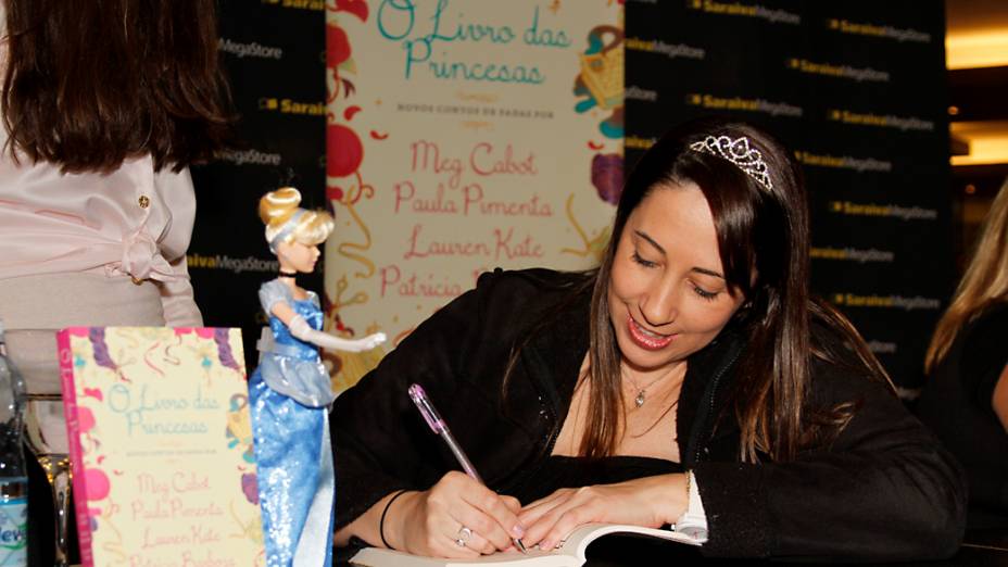 Paula Pimenta durante sessão de autógrafos em São Paulo