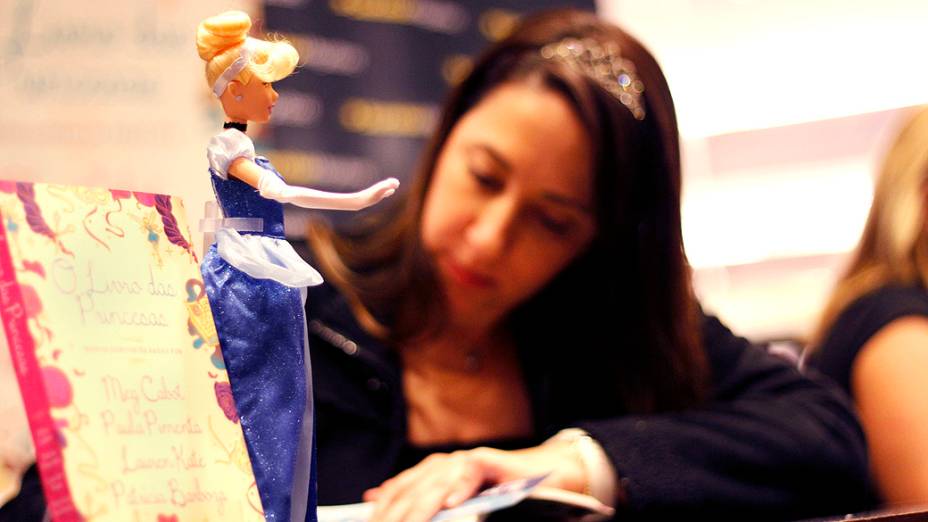 Paula Pimenta durante sessão de autógrafos de seu livro O Livro das Princesas
