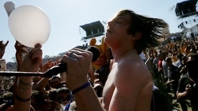 Vocalista Matt Shultz, da banda Cage The Elephant, desce do palco e vai cantar no meio do público, no Festival Lollapalooza em São Paulo