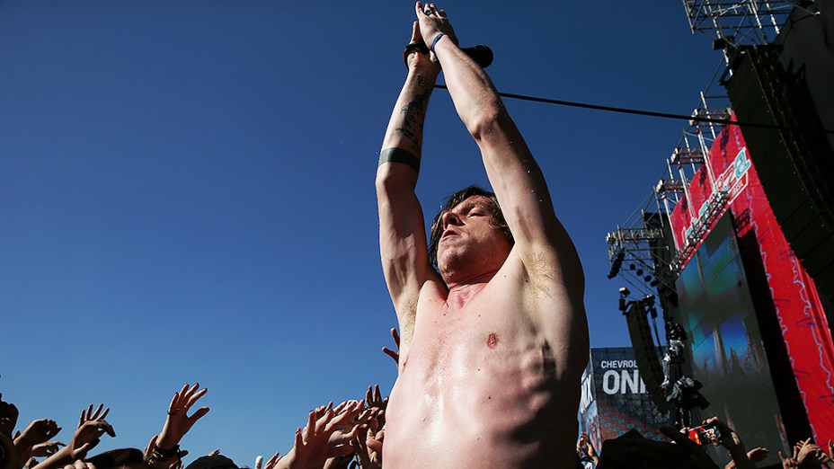 Vocalista Matt Shultz, da banda Cage The Elephant, desce do palco e vai cantar no meio do público, no Festival Lollapalooza em São Paulo