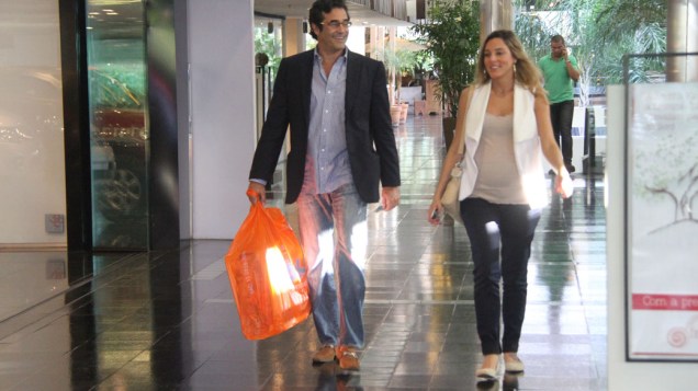 Luciano Szafir e namorada, Luhanna Melloni, passeiam por shopping do Rio