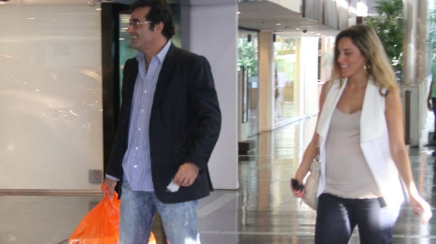 Luciano Szafir e namorada, Luhanna Melloni, passeiam por shopping do Rio