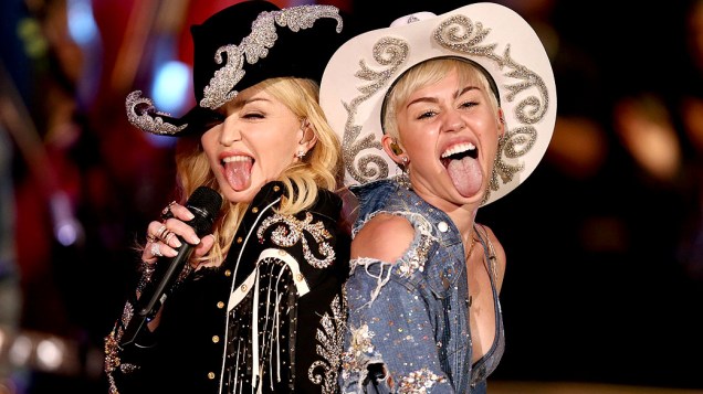 Madonna ao lado de Miley Cyrus durante o "Miley Cyrus: MTV Unplugged", na Califórnia