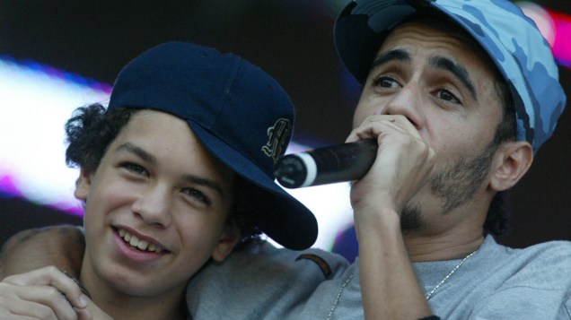 Marcelo D2, com o filho, Stephan, cantando em show durante a festa de entrega do prêmio Meus Prêmios Nick, evento promovido pelo canal Nickelodeon, no Parque Hopi Hari, em 2004