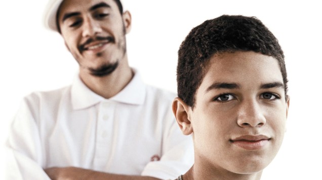 Marcelo D2 com o filho, Stephan Peixoto, no comercial para a empresa de telefonia môvel TIM
