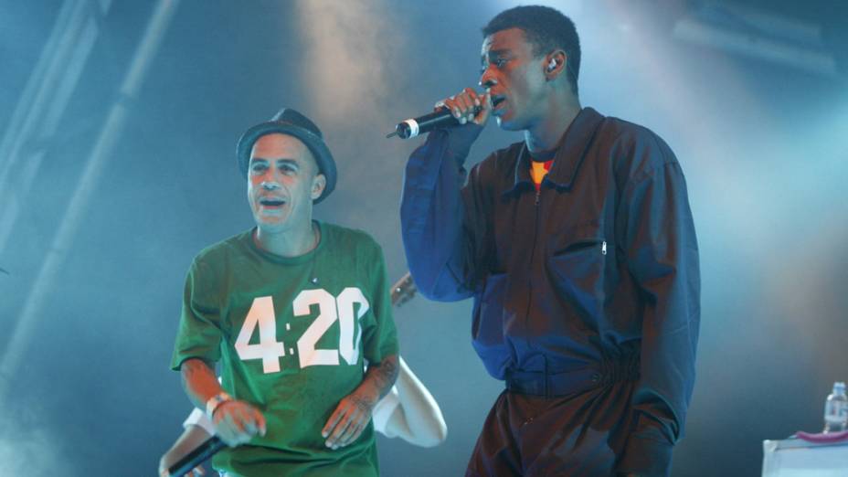 Marcelo D2 cantando com Seu Jorge, no show após a Corrida Claro Rio em Movimento, no Jockey Club Brasileiro em 2009