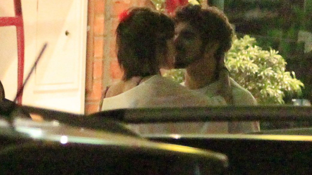 Caio Castro e Maria Casadevall são vistos aos beijos na saída de um restaurante, no Rio