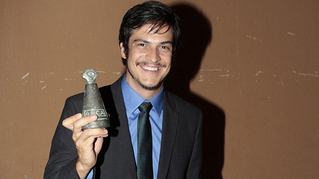 Mateus Solano com novo visual durante a entrega dos troféus da Associação Paulista de Críticos de Arte (APCA), no Teatro Sesc Pinheiros