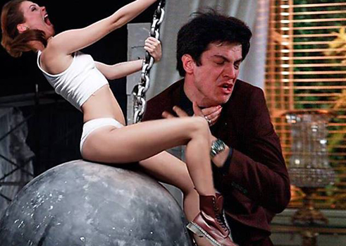 Paloma (Paolla Oliveira) vira Miley Cyrus e ataca Félix (Mateus Solano) com uma bola de demolição