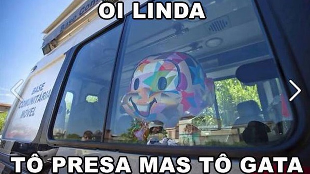 Mesmo no carro da polícia, Mônica não perde a graça