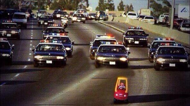 Foto exclusiva mostra Justin Bieber dirigindo perigosamente Foto exclusiva mostra Justin Bieber dirigindo perigosamente
