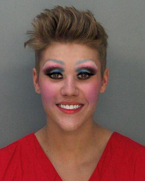 Justin Bieber vira piada na internet após ser preso e ganha uma maquiagem completa para combinar com o sorriso da foto do registro policial
