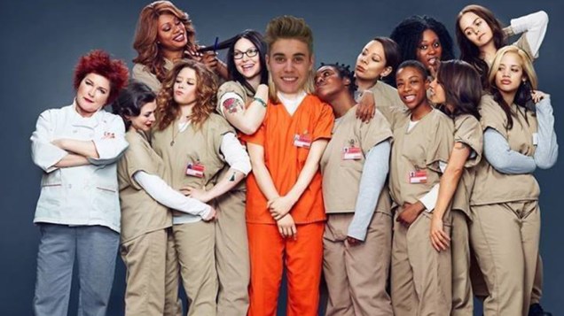 Cantor "posa" com as meninas da série Orange is the New Black, do Netflix, sobre uma prisão feminina Cantor "posa" com as meninas da série Orange is the New Black, do Netflix, sobre uma prisão feminina