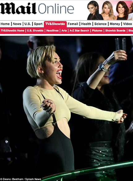 Miley Cyrus assiste ao show de Britney Spears em Las Vegas