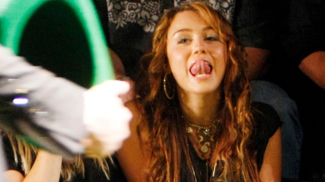 Miley Cyrus durante o Mercedes-Benz Fashion Week de 2008 Miley Cyrus durante o Mercedes-Benz Fashion Week de 2008