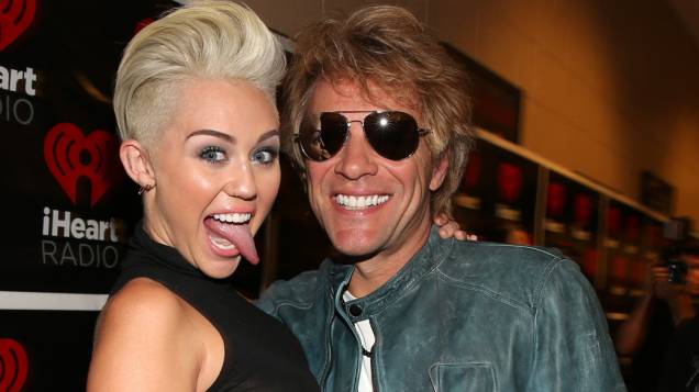 Miley Cyrus posa para foto ao lado do cantor Jon Bon Jovi, em 2012