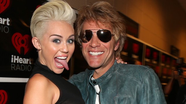 Miley Cyrus posa para foto ao lado do cantor Jon Bon Jovi, em 2012 Miley Cyrus posa para foto ao lado do cantor Jon Bon Jovi, em 2012