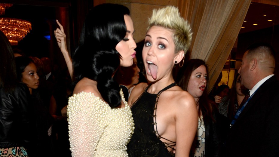 Miley Cyrus posa para foto ao lado da cantora Katey Perry, durante o Grammy de 2013
