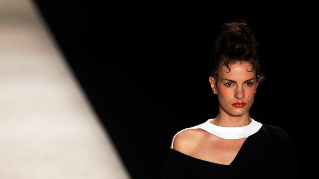 Modelo apresenta uma criação das Filhas de Gaia 2013/2014 coleção de verão durante o Fashion Rio