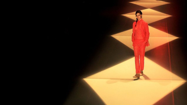Modelo apresenta coleção da Alessa 2013/2014 coleção de verão durante o Fashion Rio