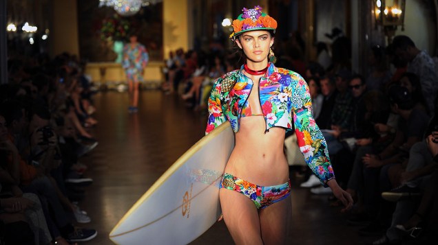 Modelo apresenta criação do Blue Man 2013/2014 coleção de verão durante o Fashion Rio