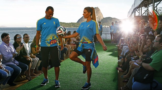 Ainda durante o evento, a modelo Fernanda Lima e o ex-jogador de futebol Cafú desfilaram com os uniformes dos voluntários que trabalharão durante os jogos da Copa de 2014