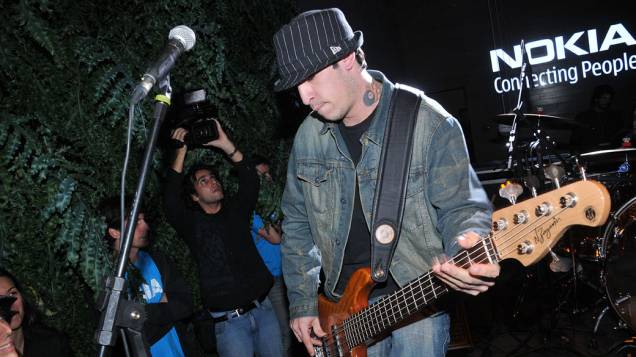 Champignon, baixista da banda Nove Mil Anjos, tocando no lançamento do celular Nokia 5130 XpressMusic, na Nokia Store dos Jardins