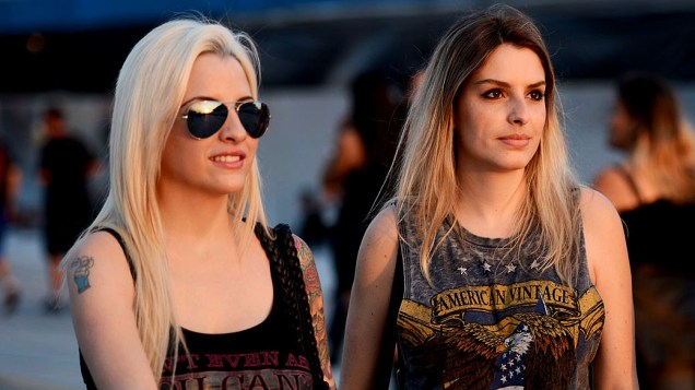 Belas mulheres chamaram a atenção de quem assistia aos shows do Monsters of Rock, em São Paulo