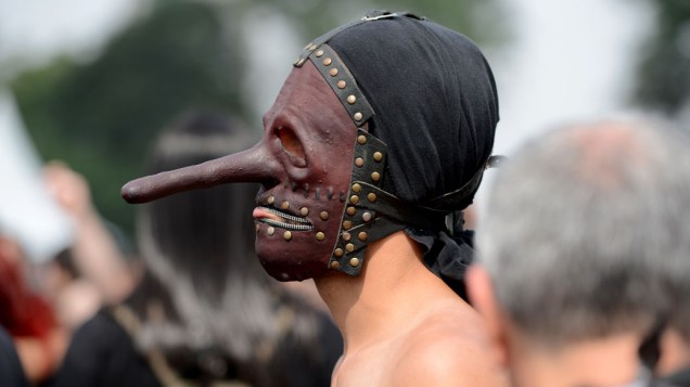 Homem usa uma máscara no primeiro dia de Monsters of Rock