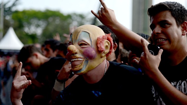 Homem usa uma máscara no primeiro dia de Monsters of Rock