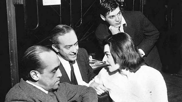 Vinicius de Moraes entre Oscar Niemeyer (à esquerda), a terceira esposa, Lila Bôscoli, e Tom Jobim (à direita), em 1956, durante a estreia da peça Orfeu da Conceição