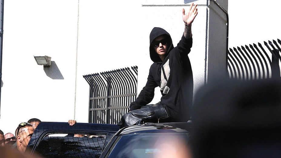 Justin Bieber deixa o local onde estava detido em Miami após ser flagrado dirigindo embriagado