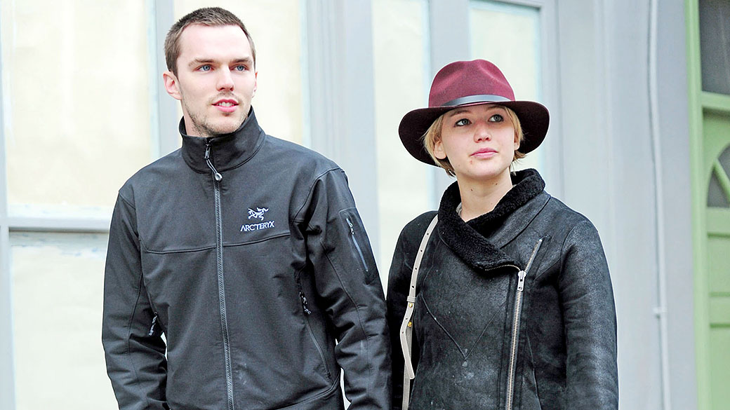 A atriz Jennifer Lawrence e seu namorado Nicholas Hoult caminham juntos em Londres