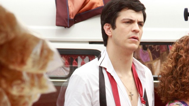 Mateus Solano grava cena em que Félix vende hot dog com Márcia (Elizabeth Savalla), na rua