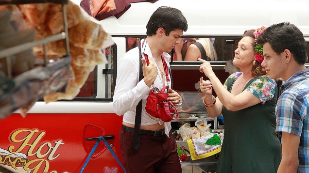 Mateus Solano grava cena em que Félix vende hot dog com Márcia (Elizabeth Savalla), na rua