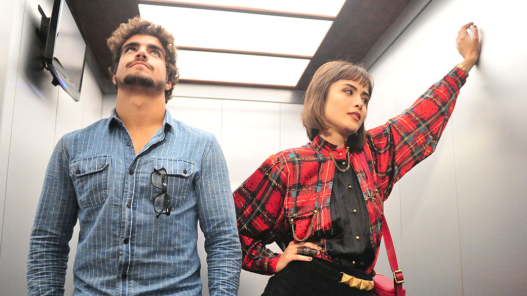 Patrícia (Maria Casadevall) e Michel (Caio Castro) se encontram no elevador