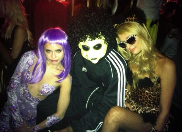 Paris Hilton e Miley Cyrus divertem-se em festa ao lado de amigo na quarta-feira