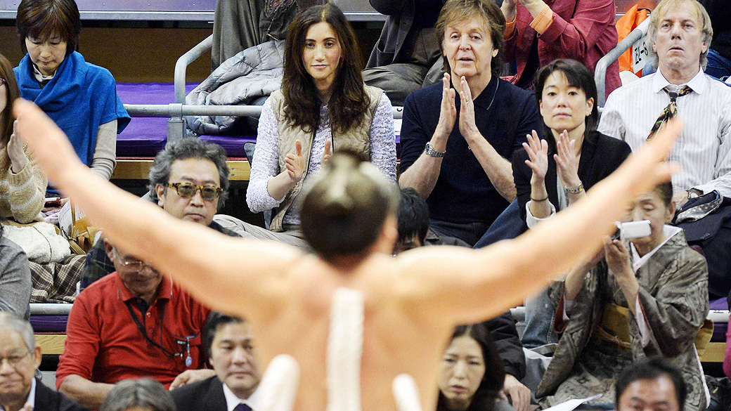 Paul McCartney assiste a luta de sumô ao lado de sua esposa, Nancy Shevell, durante turnê pelo Japão