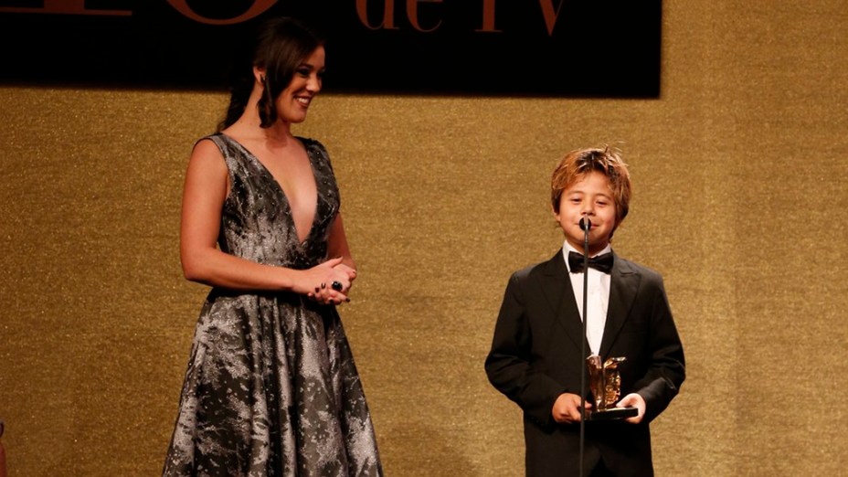Tomás Sampaio rcebe prêmio durante a 16ª edição do Prêmio Contigo! de TV, no Hotel Copacabana Palace, no Rio de Janeiro