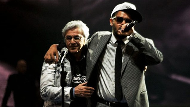 Caetano Veloso e Emicida durante apresentação na 20ª edição do Prêmio Multishow 2013, com apresentação de Ivete Sangalo e Paulo Gustavo, na Arena da Barra, no Rio de Janeiro
