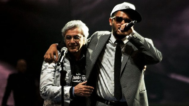 Caetano Veloso e Emicida durante apresentação na 20ª edição do Prêmio Multishow 2013, com apresentação de Ivete Sangalo e Paulo Gustavo, na Arena da Barra, no Rio de Janeiro Caetano Veloso e Emicida durante apresentação na 20ª edição do Prêmio Multishow 2013, com apresentação de Ivete Sangalo e Paulo Gustavo, na Arena da Barra, no Rio de Janeiro