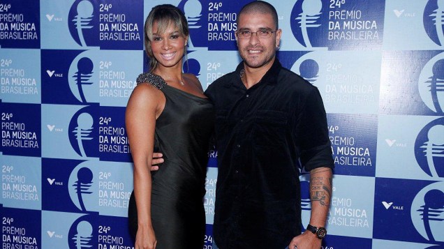 Diogo Nogueira chega acompanhado da esposa, Milena Nogueira, para o 24º Prêmio da Música Brasileira, no Rio de Janeiro