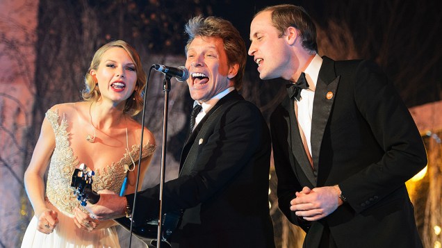 Príncipe William, duque de Cambridge, canta ao lado de Jon Bon Jovi e Taylor Swift no Jantar de Gala Centrepoint, no Palácio de Kensington, em Londres