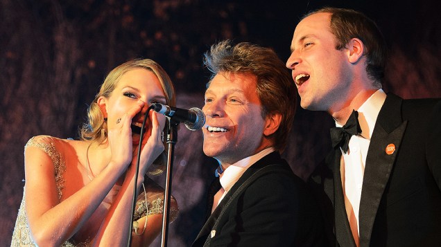 Príncipe William canta ao lado de Jon Bon Jovi e Taylor Swift no Jantar de Gala Centrepoint, no Palácio de Kensington, em Londres