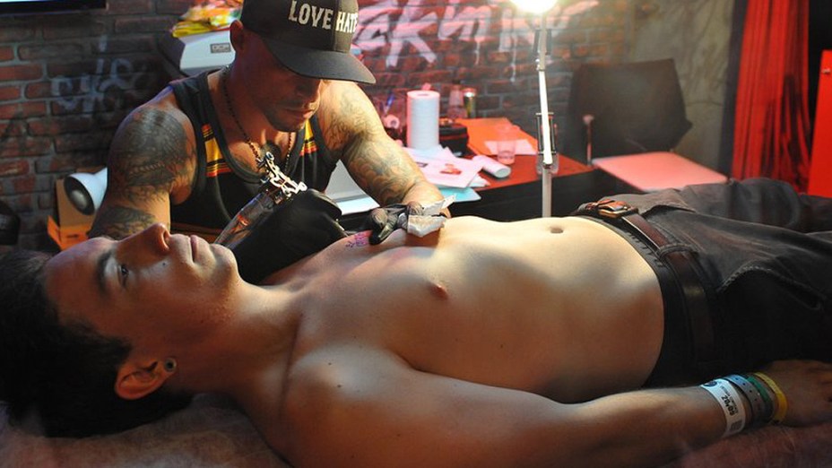 Di Ferrero sendo Tatuado por Ami James, no Rock in Rio 2013