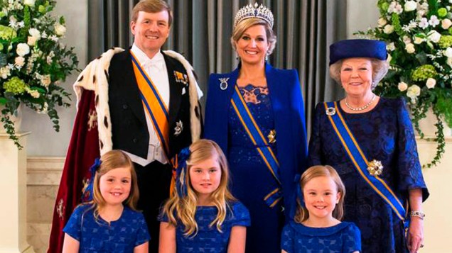 Rei da Holanda Willem-Alexander com sua esposa, a rainha Máxima, suas filhas e sua mãe Beatrix, que abdicou ao trono de rainha e voltou a ser princesa